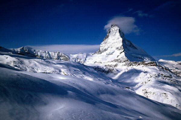 Schweizer schneebedeckte Berge und Sonne