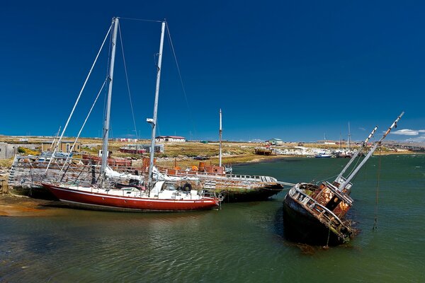 Muchos barcos se encuentran en la orilla del mar