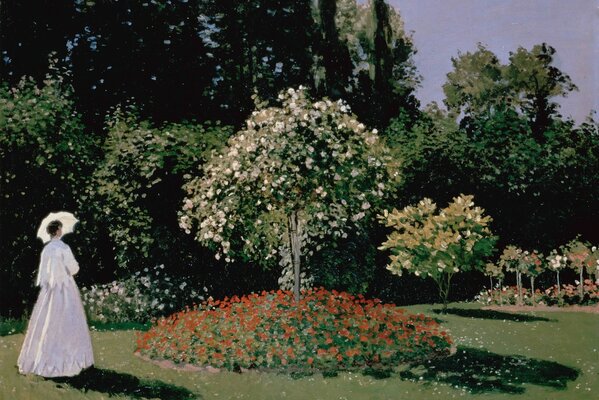 Exquisita chica con un vestido blanco con un paraguas blanco, admirar el árbol en flor en el Jardín