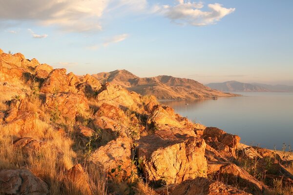 Maravilloso lago de montaña al atardecer