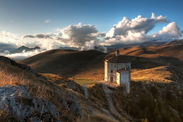 Église du ciel et des montagnes avec des pierres