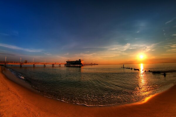 Puesta de sol en la playa de arena