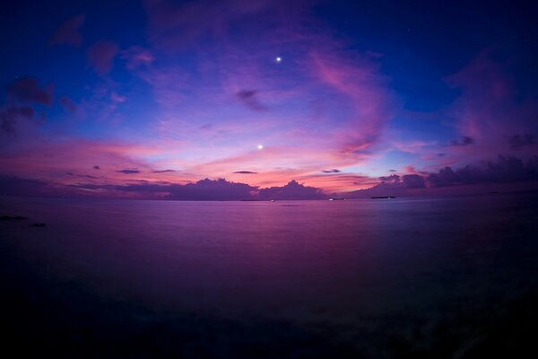 Coucher de soleil violet dans la soirée au bord de la mer