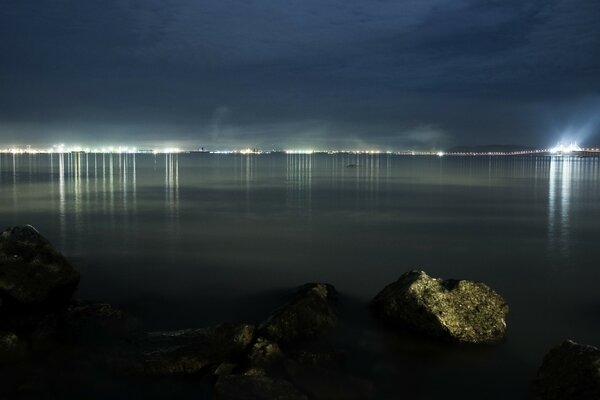 Die Lichter der Stadt in der Reflexion des Flusses