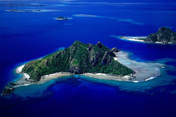 Islas en el océano azul