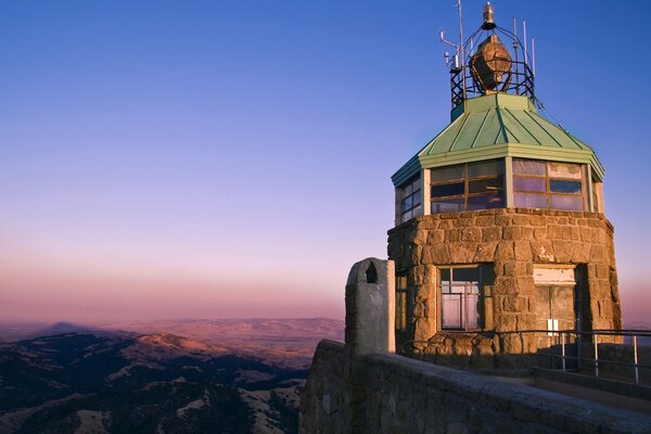 Der Turm auf einem hohen Hügel steht an einer Klippe