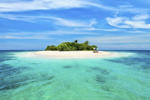 Una isla solitaria en un océano tranquilo