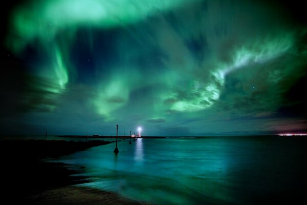 Aurores boréales dans la nuit en Islande