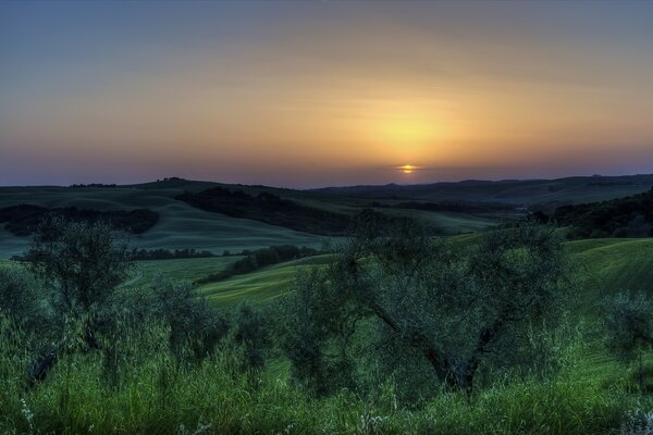 Tramonto sulla pianura verde italiana