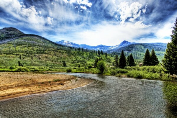 Rivière de montagne sous le ciel nu