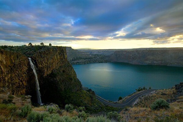 Cascada en una meseta rocosa a orillas del lago