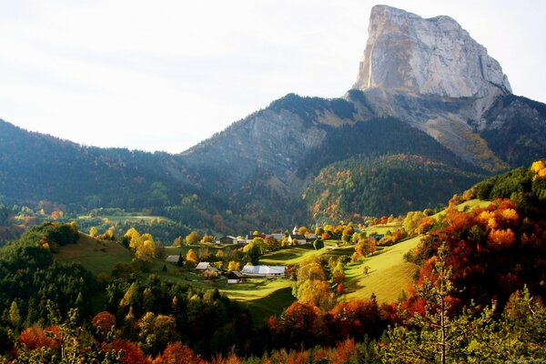 Herbstlandschaft von Bergen und Dörfern