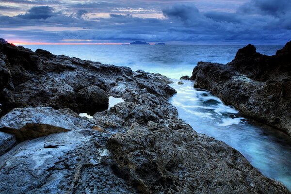 Amanecer sobre la costa rocosa