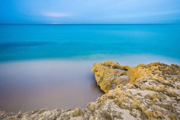 Felsiger Strand und blaues Meer