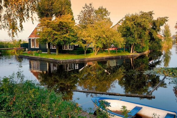 Maison sur une île au milieu d un étang