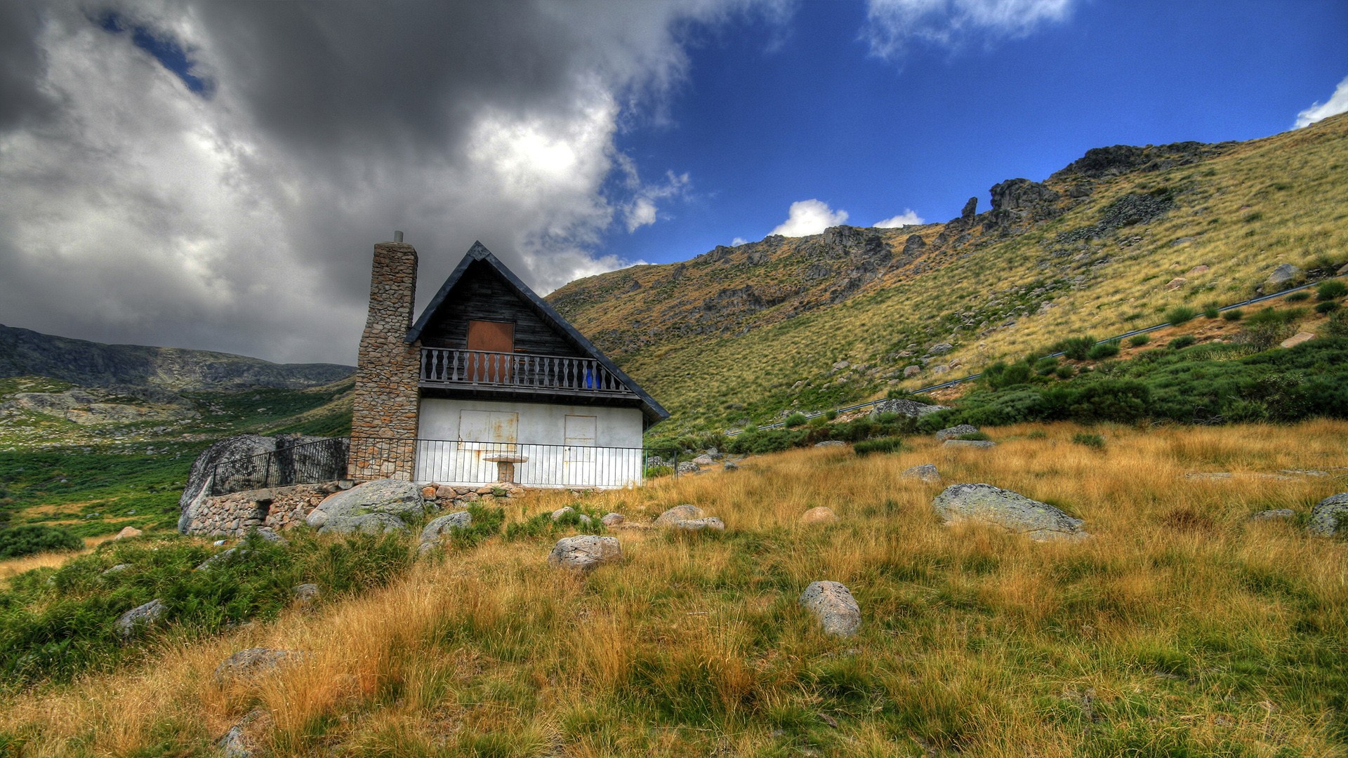 casa montagne pietre erba