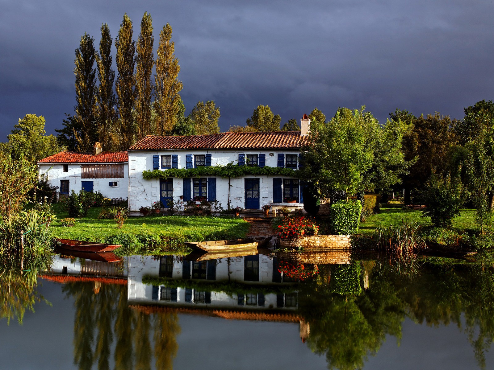 house boat sky tree