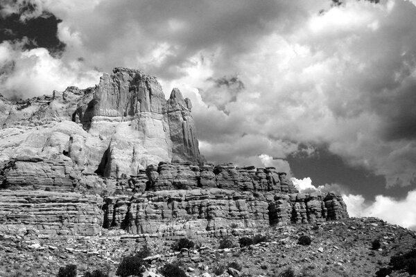 Rocas blancas y negras con nubes