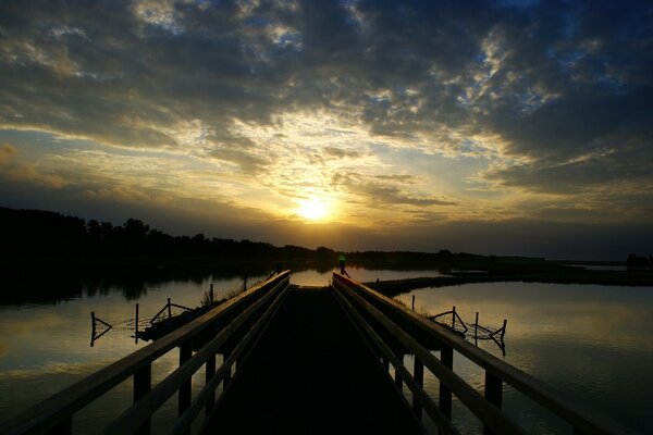 Bestellung am See mit Brücke