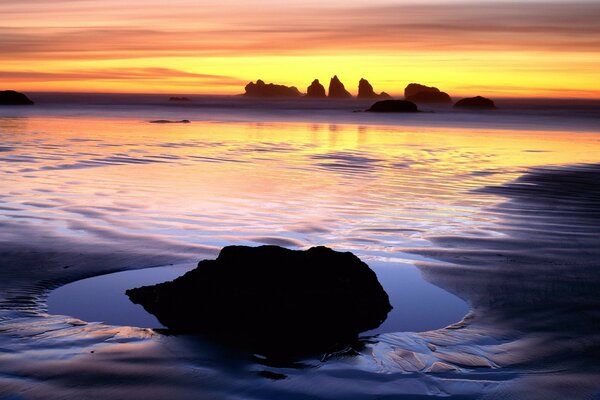 Riflessione delle nuvole nel mare con le onde