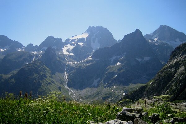 Vista de las montañas del Cáucaso desde la hierba