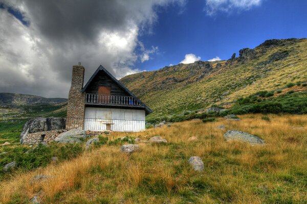 Maison solitaire recluse dans les montagnes