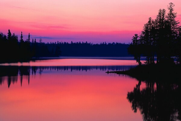 Amanecer salvajemente hermoso en Ontario canadiense