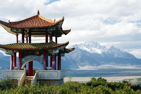 Kitaisate snowy mountains, and in the vicinity of a beautiful pagoda