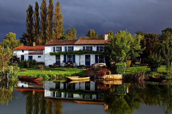 Casa junto al lago muelle de barcos