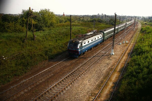 Le train se déplace rapidement