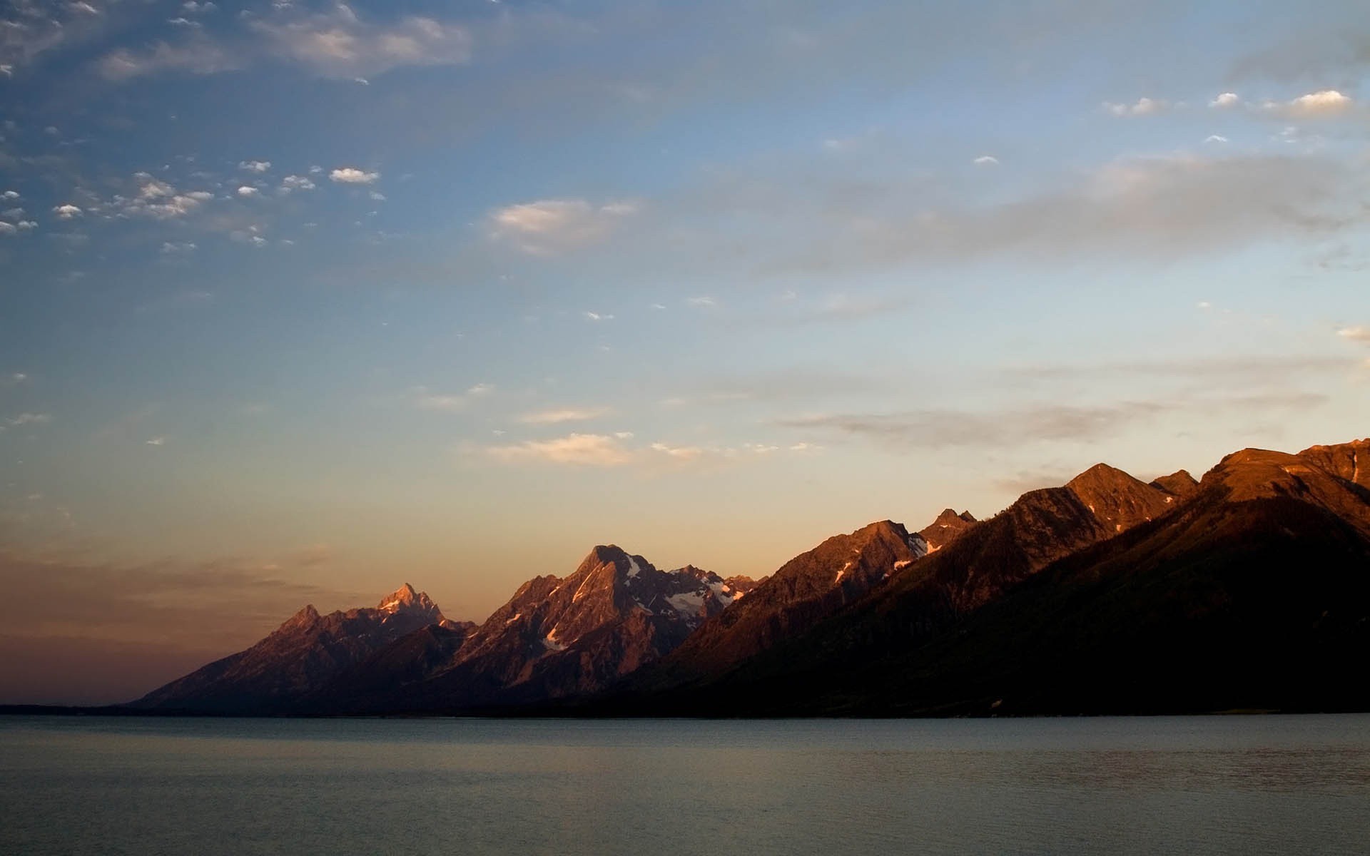 coucher de soleil eau montagnes