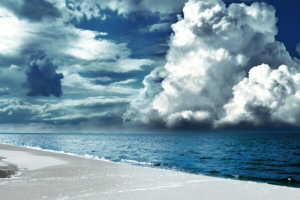 Beaux nuages dans une tempête sur la mer