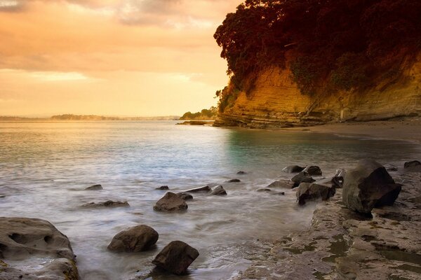 Maravillosa playa al atardecer en nueva Zelanda