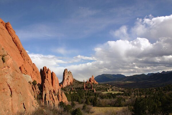 Valle de las montañas con rocas