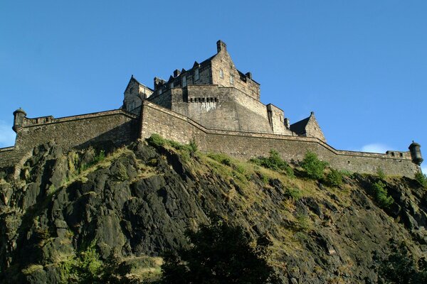 Antigua fortaleza construida sobre la roca