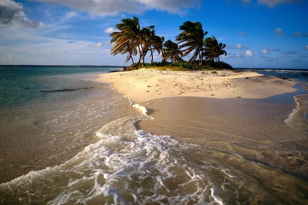 Insel im Meer auf Himmelshintergrund