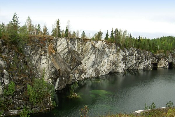 Ruskeala-Marble Canyon, Carélie. Rivière à la côte rocheuse envahie par la forêt