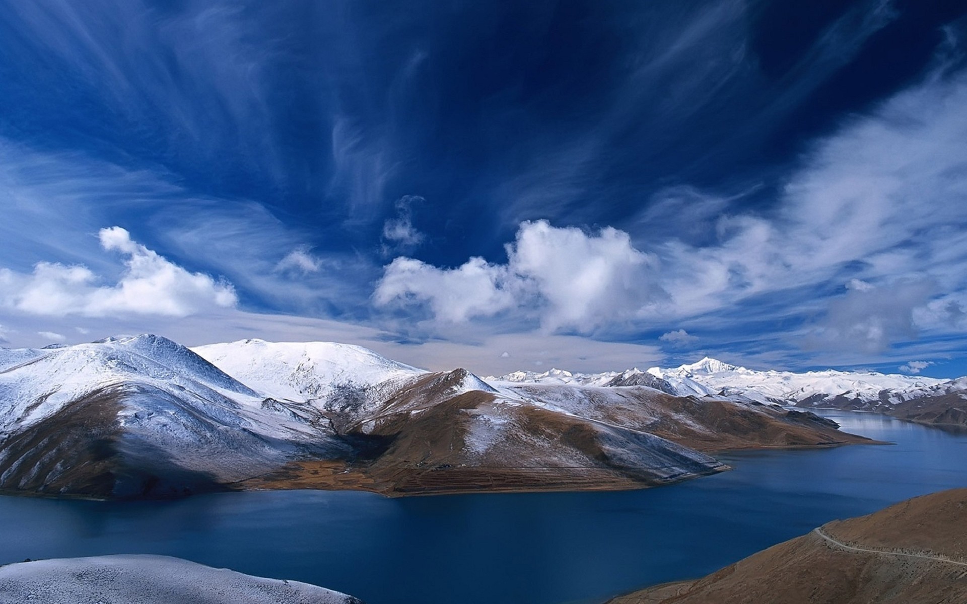 montañas río nieve