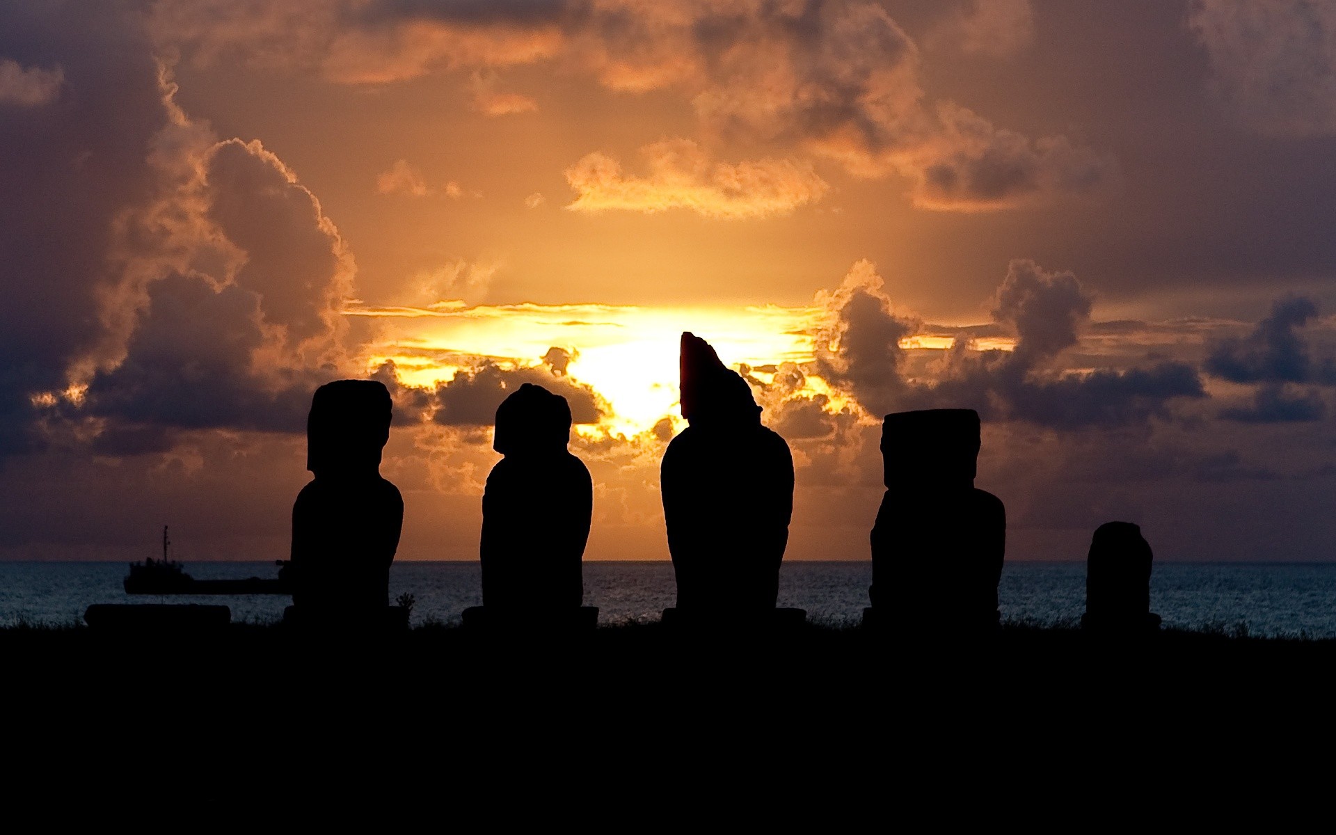 isla pascua estatuas ídolos puesta de sol mar