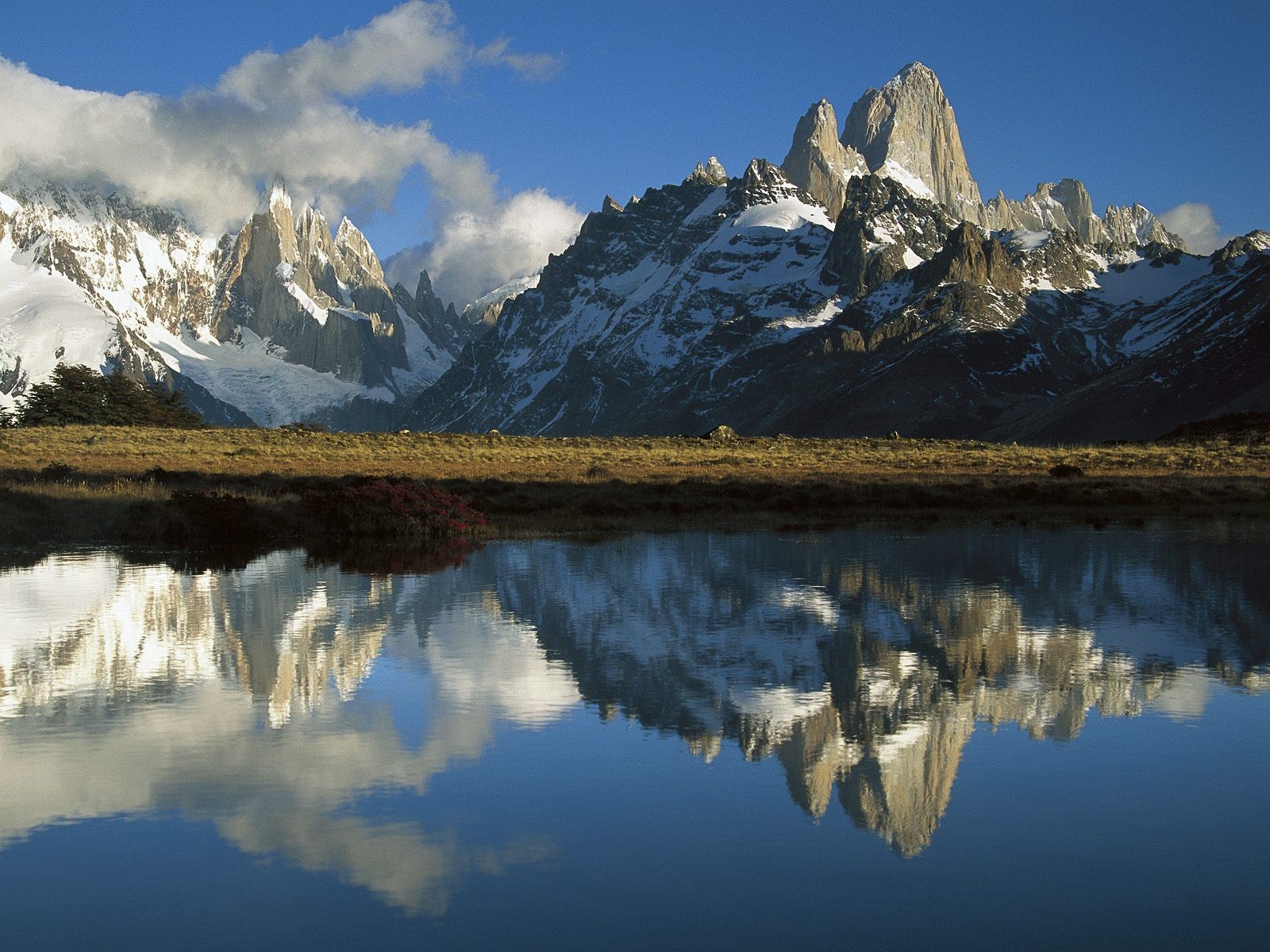 montañas lago nieve