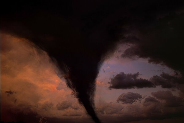 Tornade noire comme un élément naturel dangereux