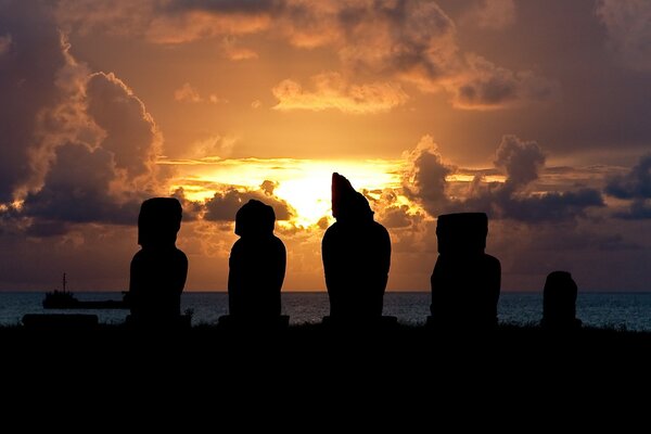 Idoles sur l île de Pâques au coucher du soleil