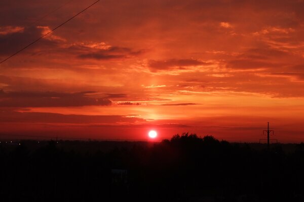 El sol tiñó el cielo de naranja