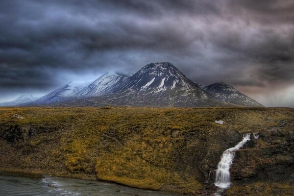 Cascade de montagne se jette dans la rivière