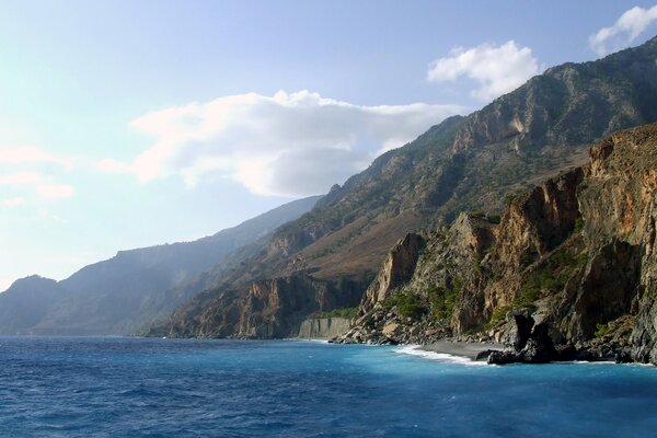 Rocas costeras que golpean las olas