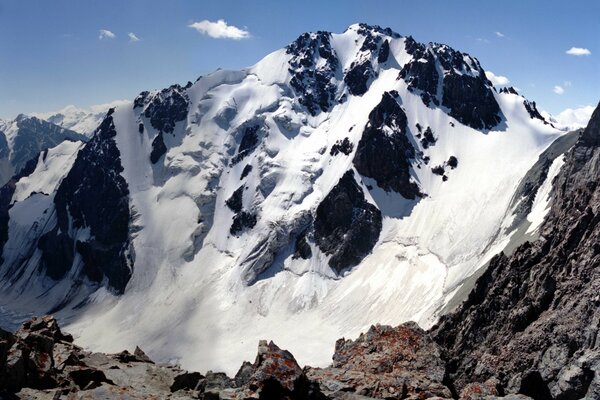 Un acantilado de montaña cubierto de nieve