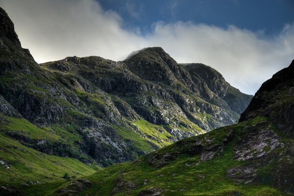 Montañas en Escocia en tiempo soleado