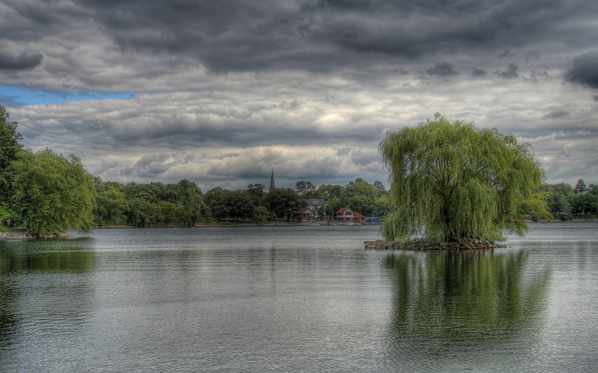 saule lac nuages