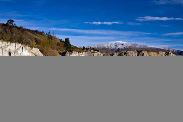 Bosque cerca del lago y las rocas en otoño