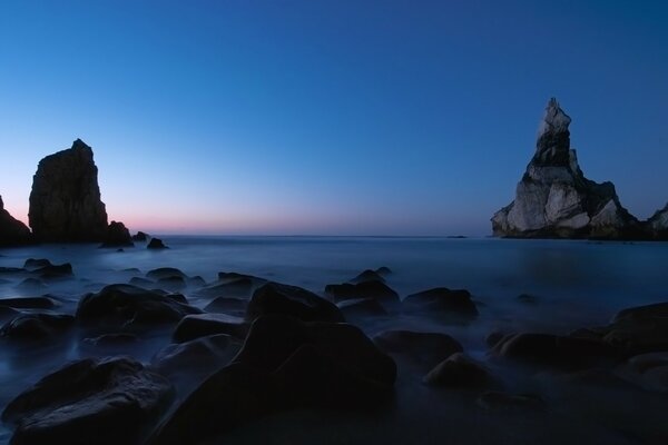 Ungewöhnliche Felsen im Meer in der Dämmerung